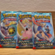 Drie Pokémon Journey Together booster packs uit de Scarlet & Violet serie met verschillende pack artworks