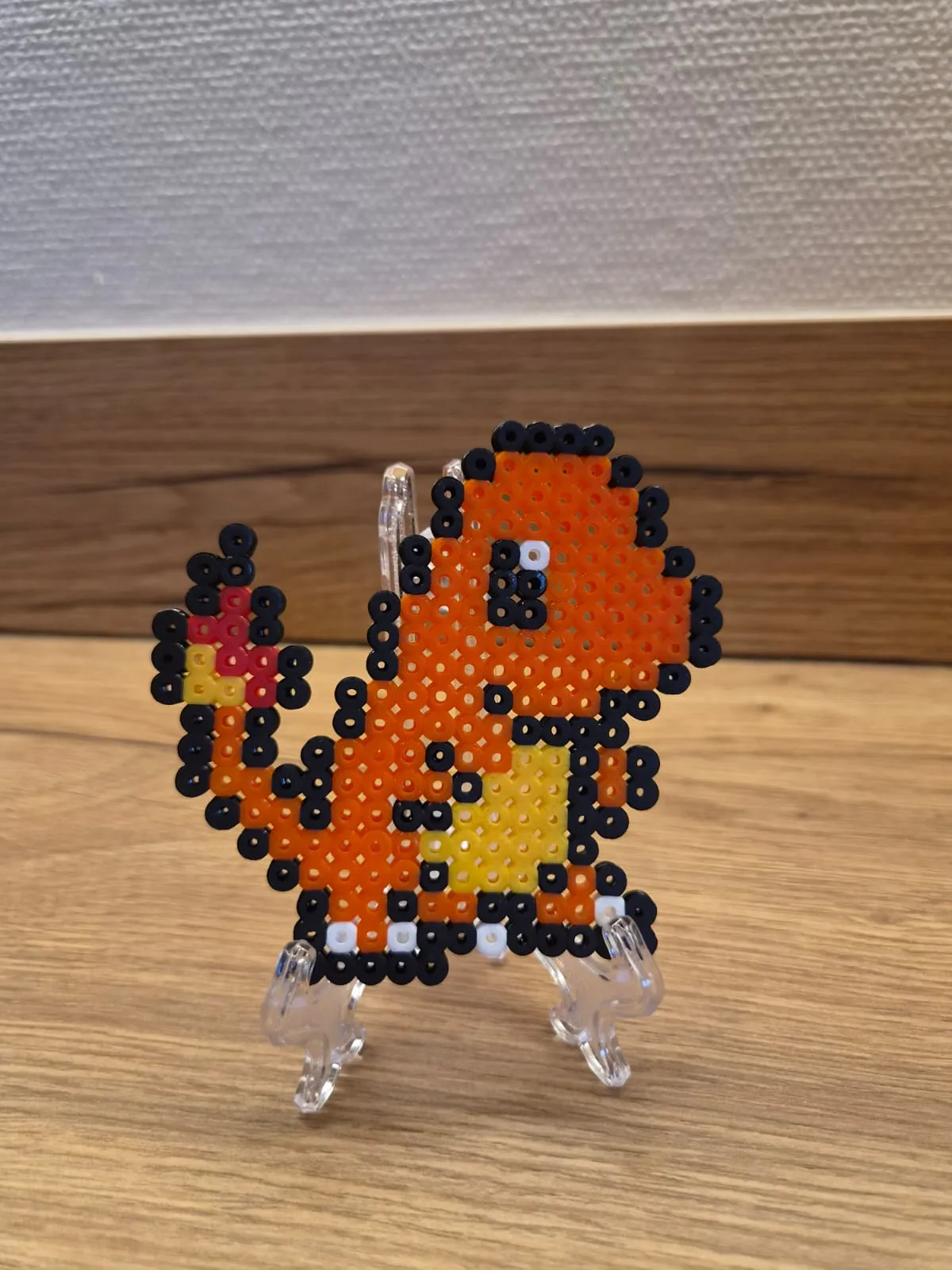 Handgemaakte Charmander strijkkralen creatie op displaystandaard