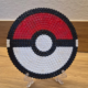 Handgemaakte Poké Ball van strijkkralen op transparante displaystandaard
