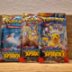 Drie Pokémon Surging Sparks booster packs uit de Scarlet & Violet serie met verschillende pack artworks