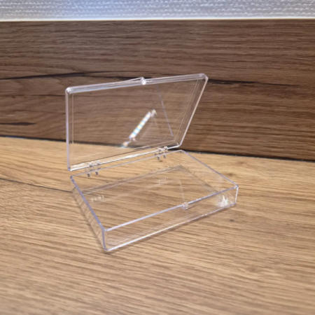 Transparante acrylic card case met scharnier voor het veilig bewaren van Pokémon kaarten