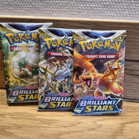 Pokémon Brilliant Stars Booster Packs met verschillende artworks