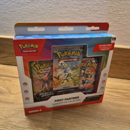 Pokémon First Partner Illustration Collection Series 2 met 3 booster packs en 3 illustration promo kaarten