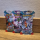 Drie verschillende Pokémon Scarlet & Violet Paradox Rift Booster Packs met unieke pack artworks.