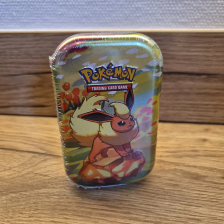 Pokémon Scarlet & Violet Prismatic Evolutions Mini Tin met Flareon artwork.