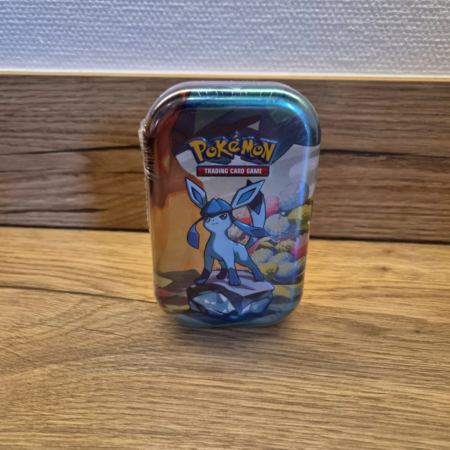 Pokémon Scarlet & Violet Prismatic Evolutions Mini Tin met Glaceon artwork.