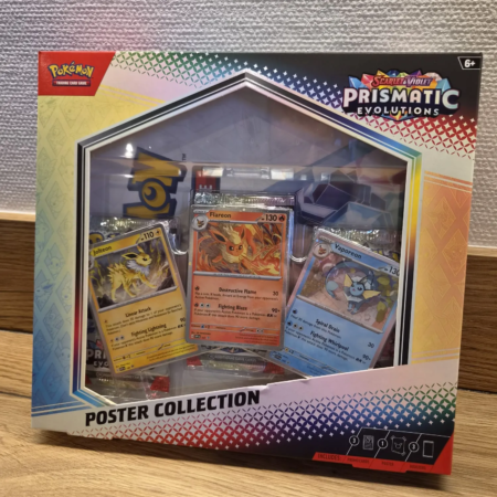 Pokémon Scarlet & Violet: Prismatic Evolutions Poster Collection met Jolteon, Flareon en Vaporeon promokaarten, poster en boosterpacks.