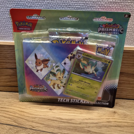 Pokémon Scarlet & Violet: Prismatic Evolutions Tech Sticker Collection met Leafeon promo kaart, tech stickers en boosterpacks.