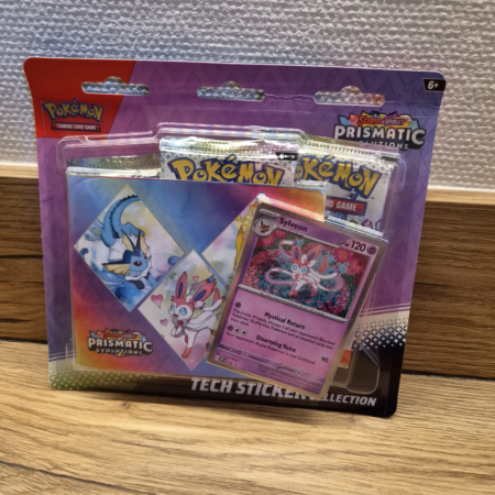 Pokémon Scarlet & Violet: Prismatic Evolutions Tech Sticker Collection met Sylveon promo kaart, tech stickers en boosterpacks.