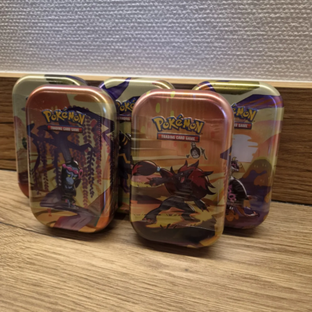 Overzicht van meerdere Pokémon Scarlet & Violet: Shrouded Fable Mini Tins met verschillende artworkvarianten.