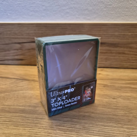 Ultra PRO 3x4 Toploader met groene rand voor het veilig beschermen van Pokémon TCG-kaarten.